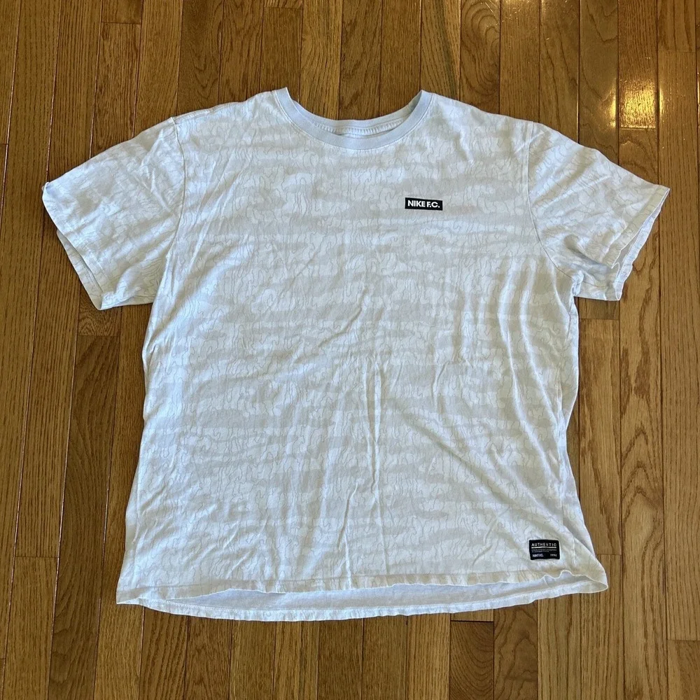 Nike FC Mens Size 2XL Short Sleeve Shirt White/Grey Design Athletic‎ Cut